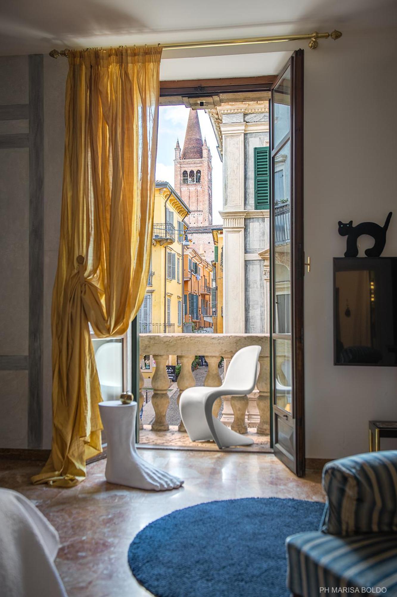 Billie'S Flat Red - Art & Design Apt In Verona Historic Centre Dış mekan fotoğraf