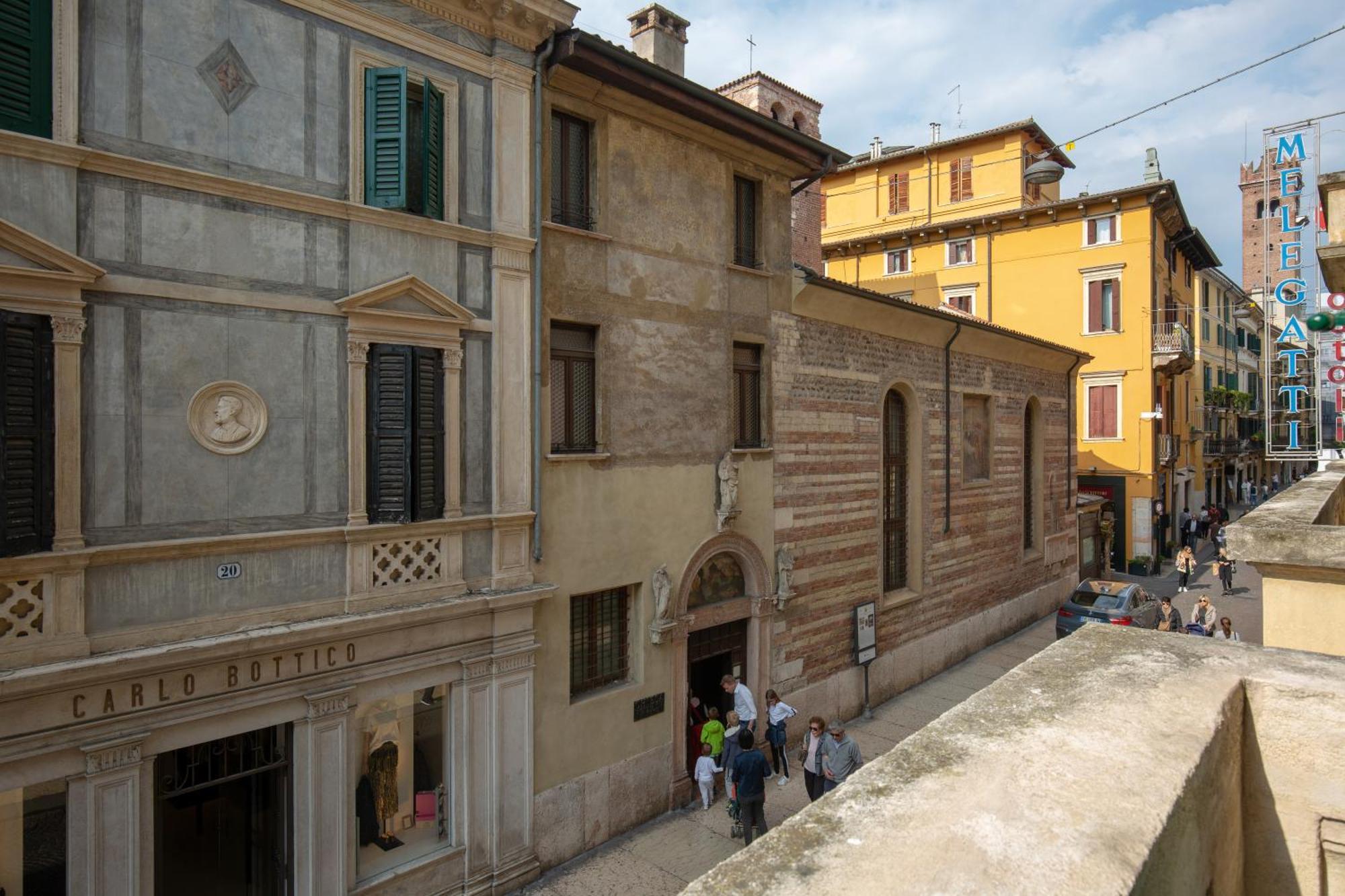 Billie'S Flat Red - Art & Design Apt In Verona Historic Centre Dış mekan fotoğraf