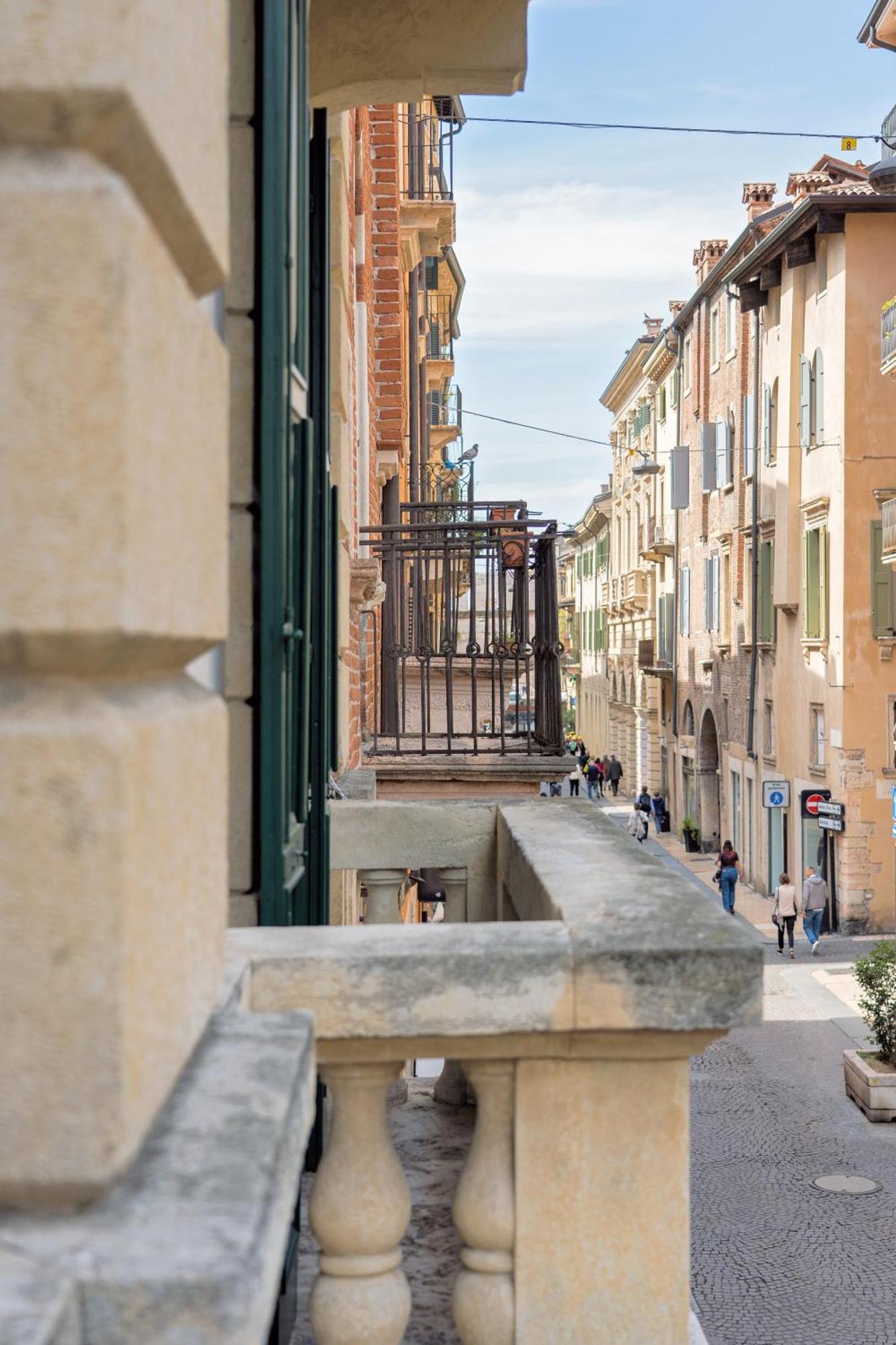 Billie'S Flat Red - Art & Design Apt In Verona Historic Centre Dış mekan fotoğraf